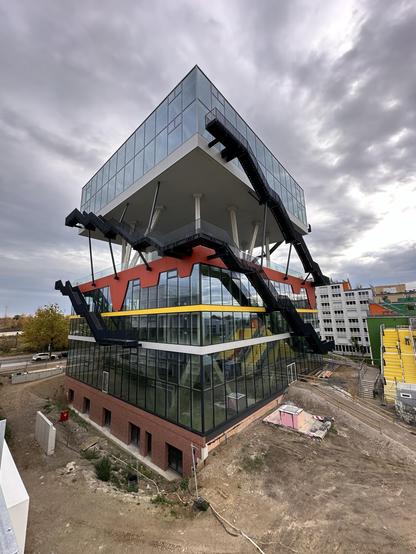 Building with several high floors, with external staircases.