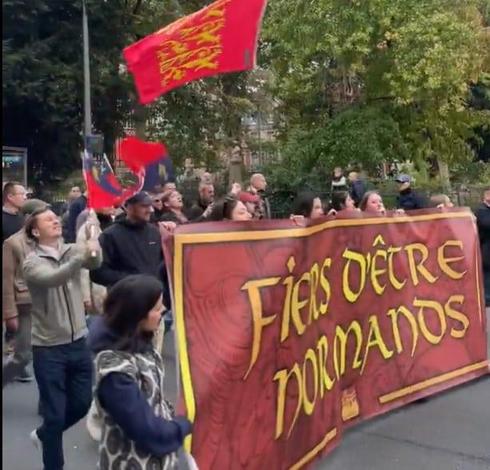 La banderole de tête donnait le ton ce samedi 18 octobre à Rouen : « Fiers d’être Normands ». Organisée pour la 3ième année de suite par les militants identitaires du groupe « Les Normaux ».