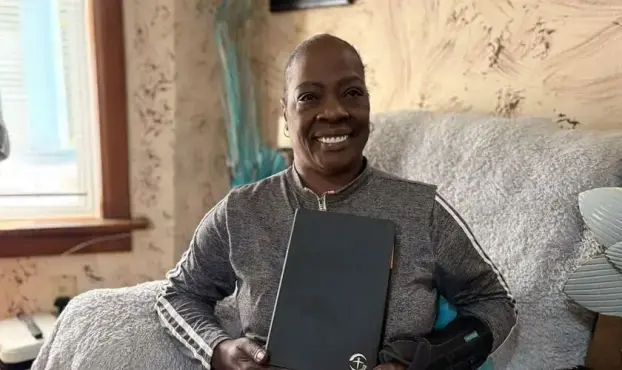 Enchente nos EUA: Após ter a casa alagada, mulher aceita Jesus ao receber a ajuda de voluntários da Samaritan's Purse. Foto: Reprodução/Samaritan's Purse