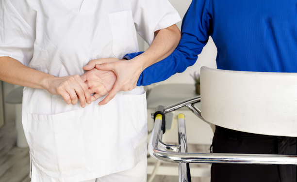 Cures a un pacient d'ELA (iStock/herraez)