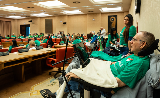 Associacions de pacients d'ELA seguint l'aprovació de la llei, ara fa un any al Congrés dels Diputats (Europa Press/Matias Chiofalo)