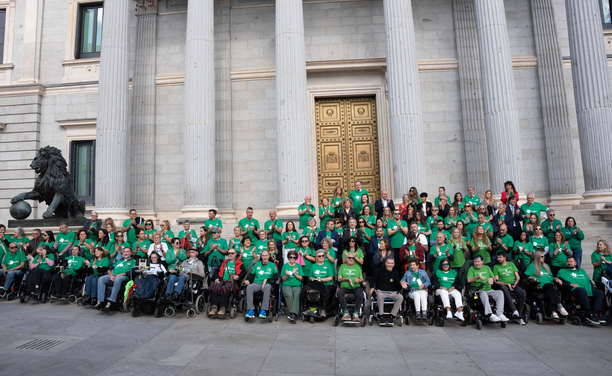 Familiars i pacients d'ELA celebrant l'aprovació de la llei a l'exterior del Congrés dels Diputats (Europa Press/Matias Chiofalo)