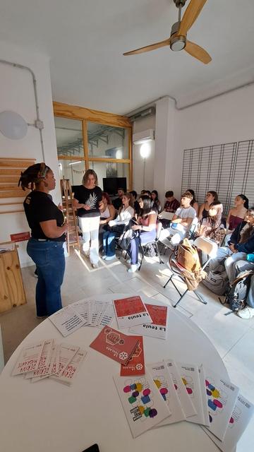 Estudiants del INS Vidal i Barraquer a l'espai La Teulada, Xarxa cooperativa de Tarragona.