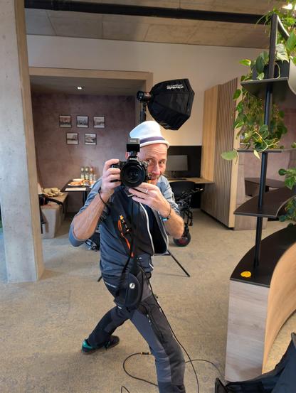 Der Fotograf Jens von Wegener von vorne mit Kamera in der Hand