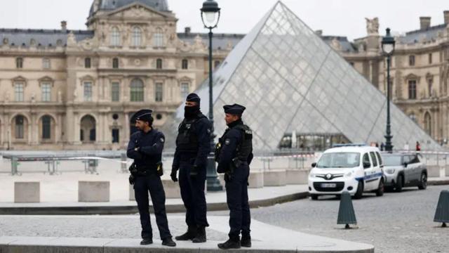 Gendarmes davant del Louvre (Reuters)