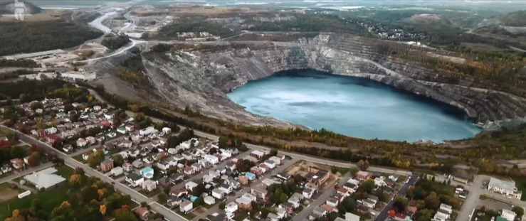 la mine d'amiante abandonnée au Canada, au grand regret complotiste et anti-science de son ex-PDG.

La nature n'est pas revenue.