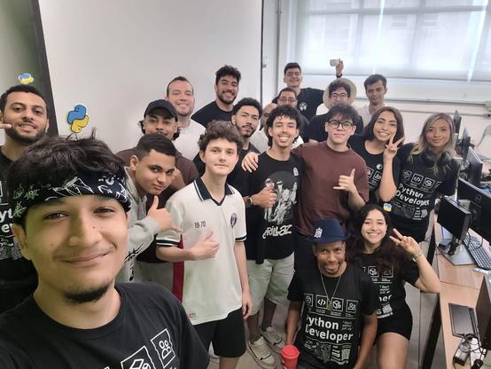 Imagem em grupo dos participantes