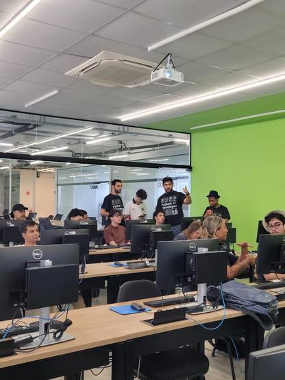 Participantes assistindo o evento