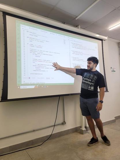 Organizador da comunidade explicando o código criado até o momento