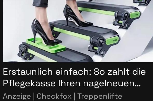 Das Bild zeigt Beine einer Frau, die auf einer Steigung steht. Die Person trägt schwarze Hosen und schwarze highheels Schuhe. Der Untergrund ist der einer grünen, verstellbaren Steigungsübungsausrüstung. Die Ausrüstung verfügt über Räder an der Unterseite und an der Oberseite ist ein Schriftzug zu sehen. 