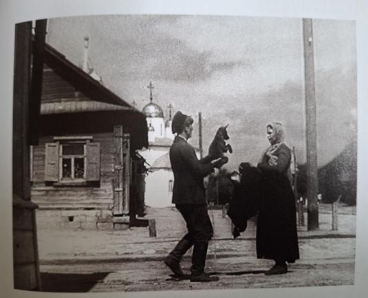 photo noir et blanc tirée du film "Okraïna" de Boris Barnet (1933) : un homme rapporte son petit chien à une jeune paysanne