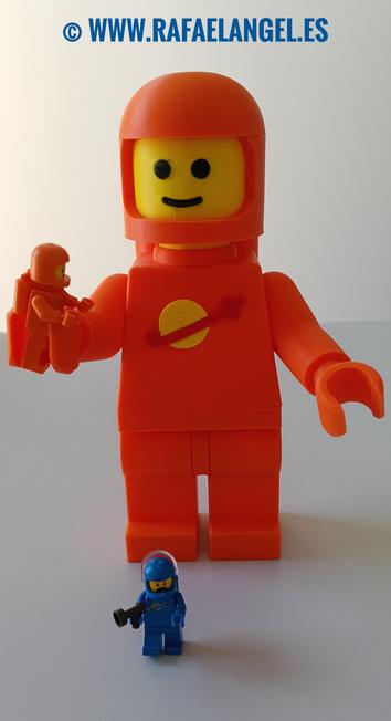 Replica Gigante 23cm de altura, de un astronauta de LEGO. En su mano derecha sostiene al astronauta de tamaño normal, en el que está inspirado. Bennny (traje espacial azul) corre asustado por el gigante. 
Final feliz. El grandote solo quiere jugar con sus nuevos amigos.

Un Gran Amigo, siempre te hace Grandes Regalos. Aunque el mayor de ellos, es siempre su amistad.

Astronauta regalo de mi Amigo Miguel Del Valle  Romero.

© Rafael Ángel Fernández Gutiérrez