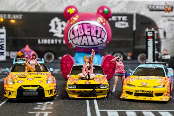 2 Nissan Skyline cars: Kenmeri, R35 and Silvia S15 in LBWK Kuma livery in 1:64 scale with 1:64 figures on AREA 164.