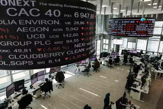 Les indicateurs de marché affichés sur un écran numérique dans le bâtiment de la Bourse Euronext, dans le quartier d’affaires de la Défense, à Paris, le 7 avril 2025. 