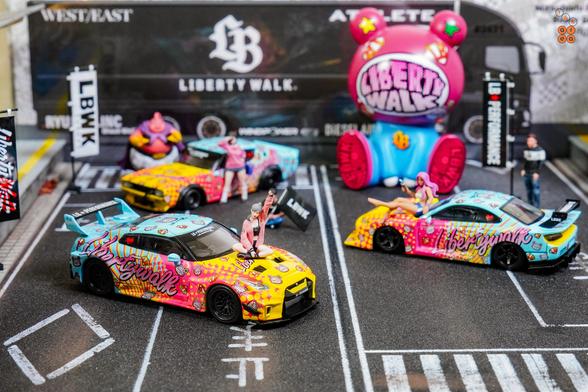 2 Nissan Skyline cars: Kenmeri, 35GT-RR and Silvia S15 in LBWK Kuma livery in 1:64 scale with 1:64 figures on AREA 164.