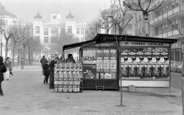 Antic quiosc a la rambla Ferran de Lleida (Fons Terrés. Arxiu Fotogràfic de l'IEI)