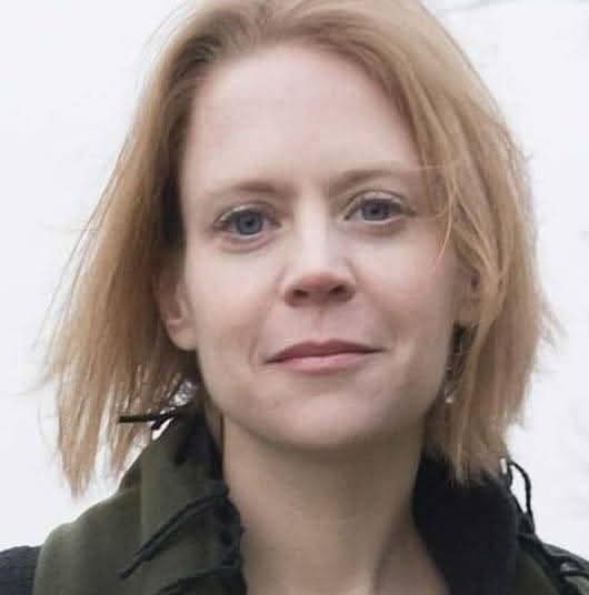 Foto van Mirjam, lichtrossig, halflang haar, donkergroen jasje. 