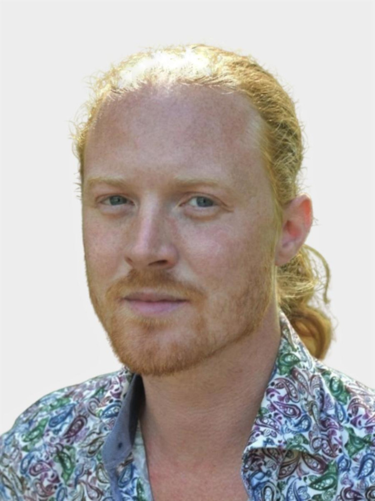 Foto van Mark, Rossig lang haar in een staart, snor, baardje met kleurrijk overhemd. Insider tip: herkenbaar aan zijn blote voeten.