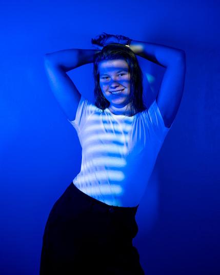 Henkilö poseeraa muodikkaassa asussa studiossa otetussa mallikuvassa. Valokuvaaja Lappeenranta Kuvaajankulma