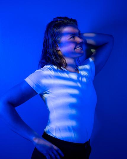 Nainen poseeraa Studiokuvauksissa Lappeenrannassa Valokuvaaja Kuvaajankulma