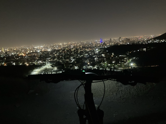 منظره مشهد از دید دوچرخه سوار از بالای کوه پارک