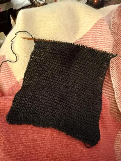 Neulepuikoilla on musta neulottu neliö.