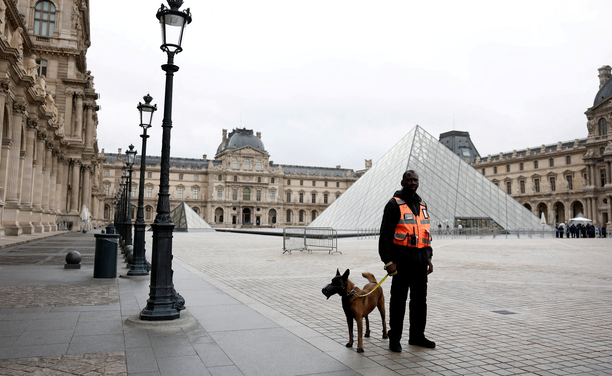 Un policia a l'exterior del Museu del Louvre, aquest dilluns (Reuters/Benoit Tessier)