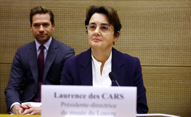 La presidenta-directora del Louvre, Laurence des Cars, durant la compareixença d'aquest dimecres al Senat (Reuters/Sarah Meyssonnier)