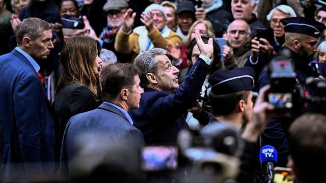 Nicolas Sarkozy sortint de casa seva per ingressar a la presó de la Santé de París (Julien De Rosa / AFP)