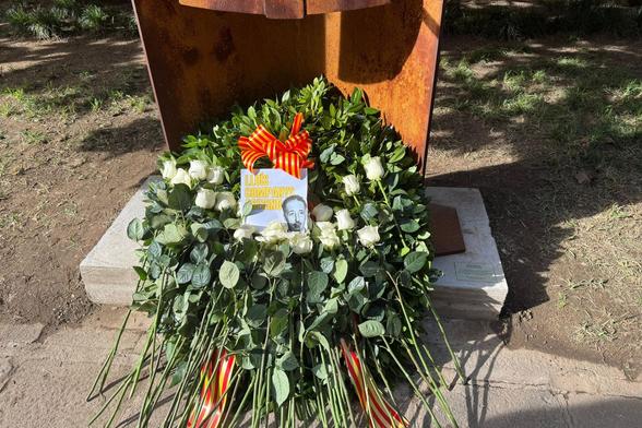 Vox ha col·locat el cartell damunt de les roses blanques que havien dipositat els diputats (ACN/Vox)