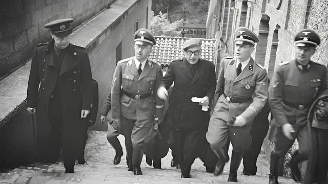 Heinrich Himmler pujant per unes escales dins del recinte de l'Abadia de Montserrat (Arxiu Fotogràfic de Barcelona - Pérez de Rozas)