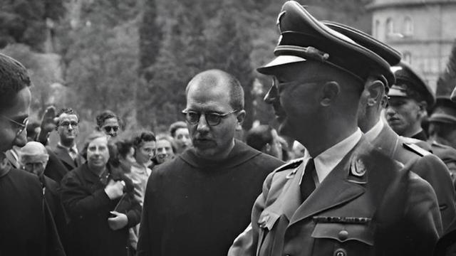 El pare Andreu Ripol va ser l'encarregat d'acompanyar Heinrich Himmler durant la visita de la comitiva nazi a Montserrat (Arxiu Fotogràfic de Barcelona - Pérez de Rozas)
