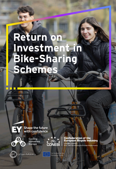 Materiał promocyjny raportu Return on Investment in Bike-Sharing Schemes. Młoda kobieta i mężczyzna na rowerach miejskich.