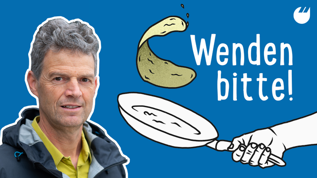 Blaues Bild mit KArikatur einer Bratpfenne und einem gewendeten Pfannkuchen. Darüber der Schritzug "Wenden bitte!", links im Bild ein Porträt von einem Mann.