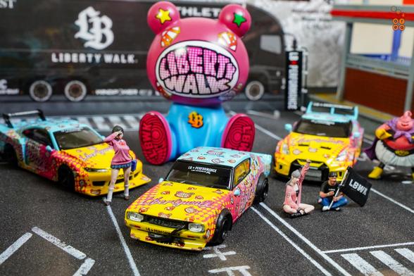 2 Nissan Skyline cars: Kenmeri, 35GT-RR and Silvia S15 in LBWK Kuma livery in 1:64 scale with 1:64 figures on AREA 164.