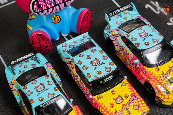 A top view of 2 Nissan Skyline cars: Kenmeri, 35GT-RR and Silvia S15 in LBWK Kuma livery in 1:64 scale on AREA 164.