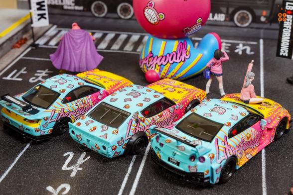 2 Nissan Skyline cars: Kenmeri, 35GT-RR and Silvia S15 in LBWK Kuma livery in 1:64 scale with 1:64 figures on AREA 164.