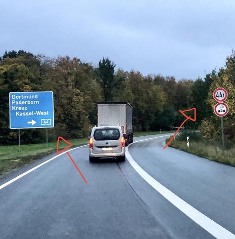 Am Übergang von der A7 zur A44 steht links ein Wegweiser „rechts zur A44“ und rechts die Beschränkung des zulässigen Gewichts auf 44 Tonnen. Die nachfolgende Brücke ist ein von den vielen von der CSU vernachlässigten.