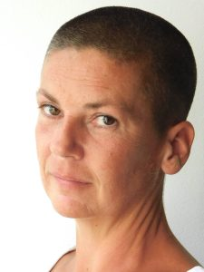 Foto van Fleur, kort donker kapsel, wit shirt.