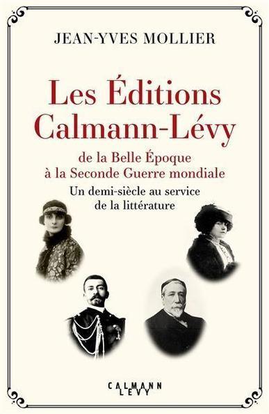 es Éditions Calmann-Lévy de la Belle Époque à la Seconde Guerre mondiale

Un demi-siècle au service de la littérature

Calmann-Lévy, c'est avant tout une histoire de famille. À son décès en 1891, Calmann Lévy, le frère du fondateur Michel Lévy, transmet à ses trois fils, Paul, Georges et Gaston, la maison d'édition littéraire française la plus prestigieuse de l'époque. De Balzac à Vigny, en passant par Baudelaire, Dumas père et fils, Flaubert, Mérimée, Sand et Stendhal, la plupart des écrivains du XIXe siècle y ont publié leurs oeuvres.

Grâce à l'ouverture à des littératures du monde entier et à la création de nouvelles collections, les descendants s'adaptent au nouveau siècle tout en faisant perdurer l'engagement de leurs aînés. Anatole France et Pierre Loti rejoignent le catalogue, bientôt suivis par de nombreuses écrivaines - Anna de Noailles, Marcelle Tinayre, Myriam Harry, Colette -, ainsi que par de grandes plumes étrangères : D'Annunzio, Blasco Ibáñez, Galsworthy, Gorki, Pirandello, G.B. Shaw...

En octobre 1940, les nazis occupent la maison, qui sera aryanisée l'année suivante. Depuis Londres, où ils ont rallié la France libre, les fils de Gaston Calmann-Lévy, Pierre et Robert, préparent la relève, assurée dès la libération de Paris.

À partir de nombreux documents inédits, Jean-Yves Mollier retrace l'histoire des éditions Calmann-Lévy de 1891 à 1945, un demi-siècle d'une vie intellectuelle effervescente.