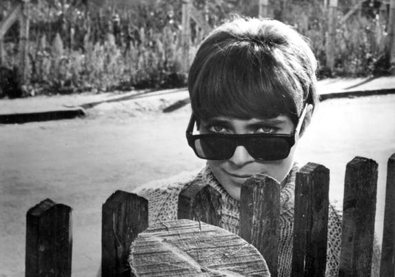 L'heroine de "Cati" de Márta Mészáros regarde derrière une balustrade par dessus ses lunettes de soleil