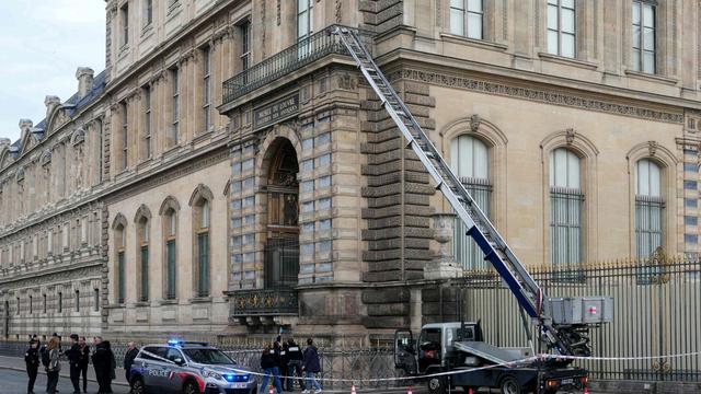 L'escala elevadora desplegada fins al balcó del primer pis del Museu Louvre per on van entrar els autors del robatori ( Dimitar Dilkoff / AFP / Europa Press)