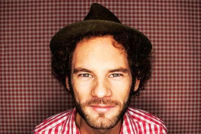 "Wachse oder Weiche": Uraufführung
Der Kabarettist Maxi Schafroth verbindet Theater, Kabarett und Musik an den Münchner Kammerspielen.
Foto von @schafrothsmax - Fotografin Susie Knoll @skundhb