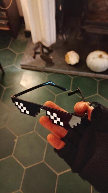 Sunglasses that look like they're the ones that get photoshopped onto people