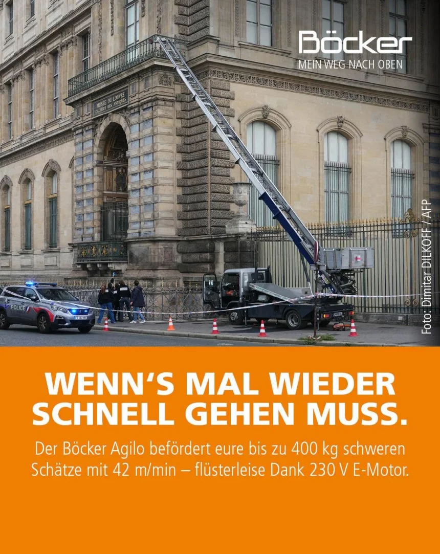 Das Bild ist eine clevere Werbeanzeige der Firma **Böcker**, die auf humorvolle Weise auf ein aktuelles Ereignis anspielt.
Man sieht ein Foto des **Louvre in Paris**, vor dem ein Lastenaufzug der Marke *Böcker Agilo* steht. Offenbar wird dort gerade ein wertvolles Objekt über eine lange Schiene an der Fassade transportiert – eine Szene, die an den jüngsten Vorfall erinnert, als das Museum aufgrund einer Evakuierung kurzzeitig geräumt wurde. Der orangefarbene Werbeblock unten greift diese Situation mit einem Augenzwinkern auf.
### Textübersetzung und Bedeutung
> **"Wenn’s mal wieder schnell gehen muss."**
> Der Böcker Agilo befördert eure bis zu 400 kg schweren Schätze mit 42 m/min – flüsterleise dank 230 V E-Motor.
**Interpretation:**
Der Text spielt doppeldeutig auf Eile oder Notfälle an – also Situationen, in denen „es schnell gehen muss“. Gleichzeitig wird das Produkt, ein leistungsstarker **Elektroaufzug**, technisch beworben.
Das Wortspiel „Schätze“ bezieht sich sowohl auf Alltagsgüter als auch humorvoll auf **Kunstwerke im Louvre**, die gerade verladen zu werden scheinen.
### Gestaltung und Stil
* **Ton:** Ironisch, aber professionell.
* **Bildsprache:** Ernsthafte Szene mit Polizeiautos und Absperrungen, kontrastiert durch den humorvollen Slogan.
* **Markenbotschaft:** Böcker positioniert sich als **leistungsstarker, zuverlässiger und moderner Anbieter** von Hebetechnik — mit Sinn für Humor und aktuelle Bezüge.