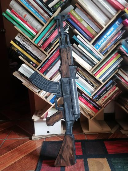 Fusil Kalashnikov hecho de madera