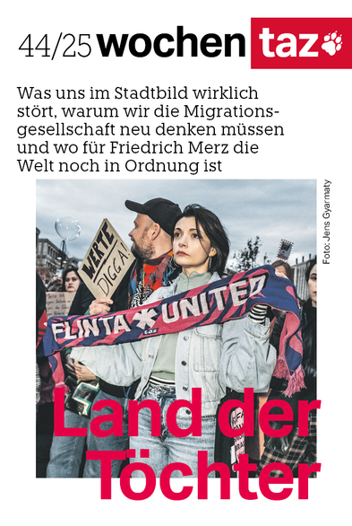 Titel der wochentaz. Bild auf einer Demo, eine weiße Frau hält einen Schal mit den Worten "Flinta * United" in die Kamera. Ein Mann hält ein Schild mit den Worten "Werte Digga!". Zeile: Land der Töchter. Weiterer Text: Was uns im Stadtbild wirklich stört, warum wir die Migrations­gesellschaft neu denken müssen und wo für Friedrich Merz die Welt noch in Ordnung ist.  