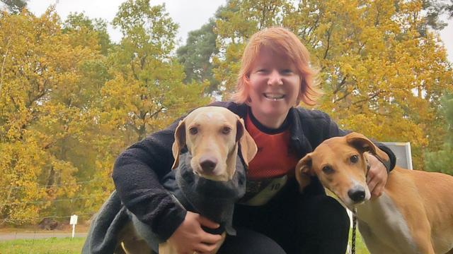 Selbstauslöser-Aufnahme von mir und meinen zwei Team-Kollegen, ein blonder und ein braun-weißer Hund.