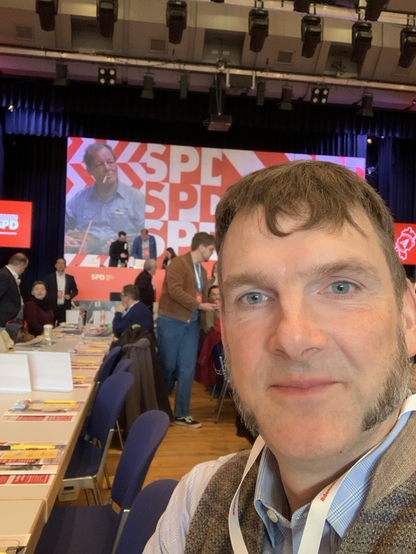 Alm freut sich, dass sie das ikonische Bild von Willy Brandt mit Gitarre auf der Bühne haben 