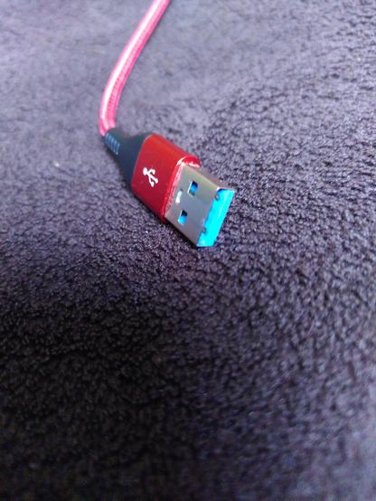 Rotes USB3-Kabel